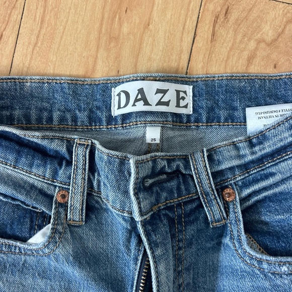 Daze Denim Straight Leg Distressed Denim - Picture 2 of 3